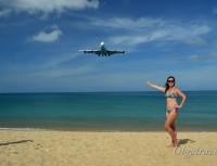 Пляж на пхукете, где садятся самолеты Самолет идет на посадку над пляжем
